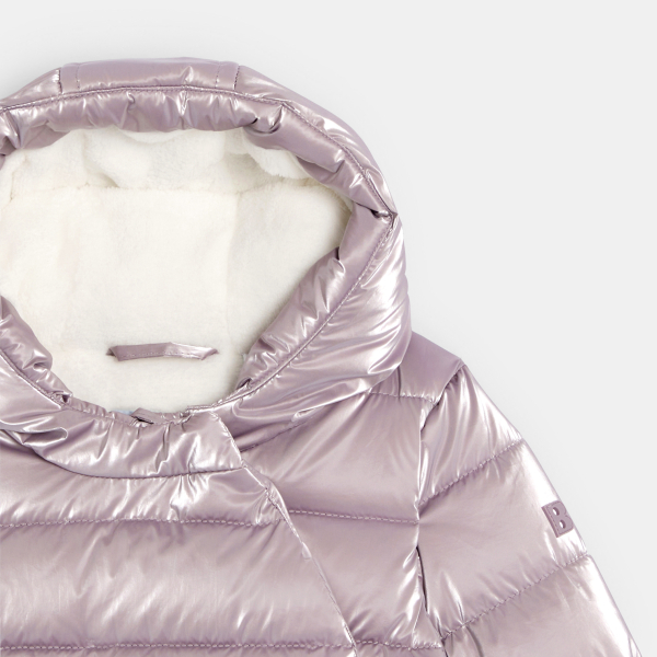 معطف رمادي اللون محشو ببطانة من الريش وبمظهر قزحي للفتيات الرُضع